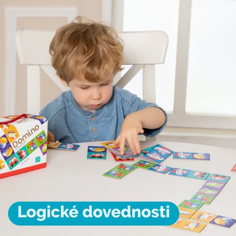 DĚTI HRAJÍ OBRÁZKOVÉ DOMINO FAR FAR LAND U STOLU V POKOJÍČKU