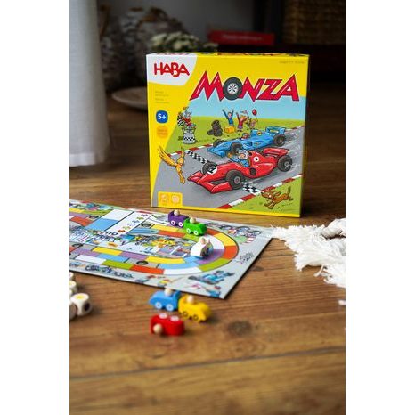 DETAIL ŠESTI BAREVNÝCH KOSTEK A DŘEVĚNÝCH ZÁVODNÍCH AUT HRY MONZA