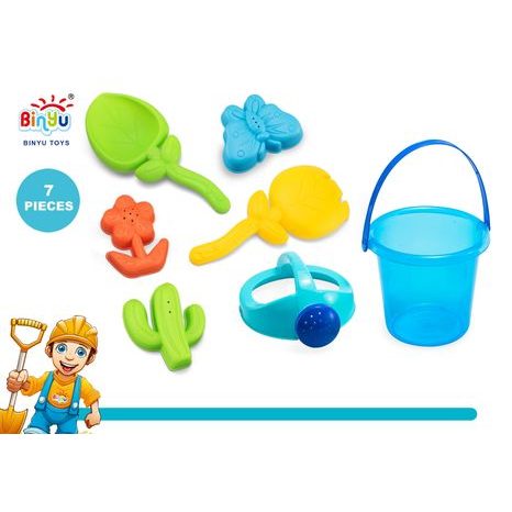 DETAILNÍ POHLED NA NÁŘADÍ NA PÍSEK A TŘI BÁBOVIČKY V BAREVNÉM PROVEDENÍ