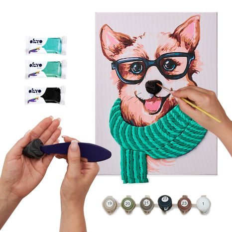 RUKA TVARUJÍCÍ MODELOVACÍ HMOTU NA PLÁTNO POMOCÍ NÁSTROJE