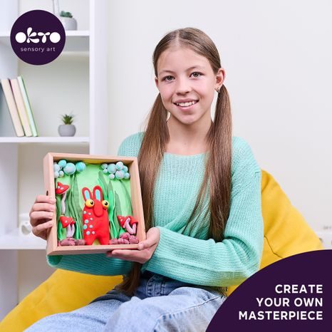 LIFESTYLOVÝ OBRÁZEK, DÍVKA S HOTOVÝM VÝROBKEM.