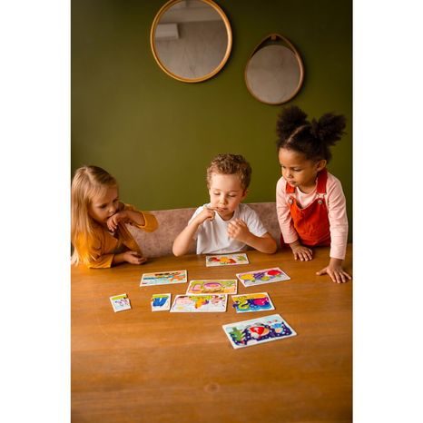 DETAILNÍ POHLED NA BAREVNÉ DÍLKY PUZZLE S MOTIVY ZVÍŘECÍCH A VĚCNÝCH SKUPINEK - LIFESTYLE