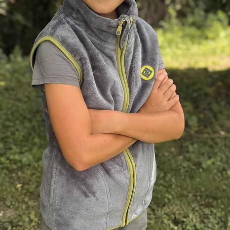 VESTA DĚTSKÁ CHLUPATÁ SE STOJÁČKEM, PIDILIDI, PD1140-09, ŠEDÁ