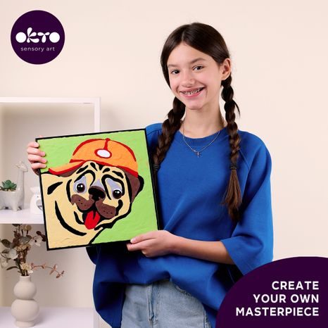 HMATOVÉ TVOŘENÍ PORTRÉTU BULDOČKA PRSTY A MODELOVACÍM NÁSTROJEM NA STOLE