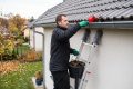Jesienne czyszczenie rynien: dlaczego nie warto czekać i jak bezpiecznie czyścić