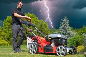 Jak kosić mokrą trawę: Kiedy nie masz innego wyjścia, ale wiesz, na co się piszesz