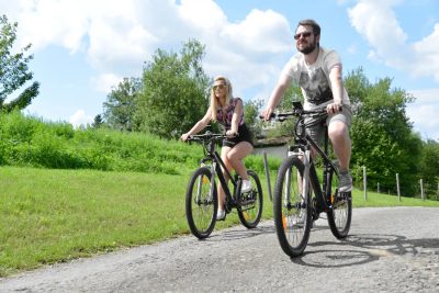 Rower elektryczny jako idealny towarzysz rodzinnych wycieczek.