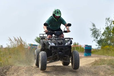 Quady elektryczne – nowoczesny pomocnik w gospodarstwie i towarzysz zabawy