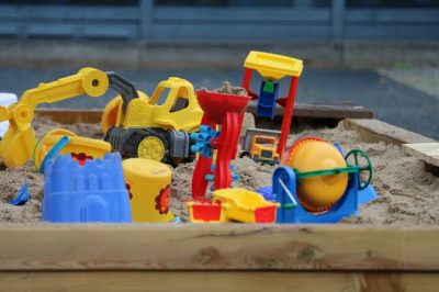 Piaskownica w ogrodzie sprzyja zdrowemu rozwojowi dzieci