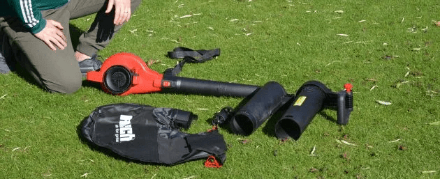 Aby zamienić dmuchawę w odkurzacz, wystarczy podłączyć worek zbierający i końcówkę ssącą