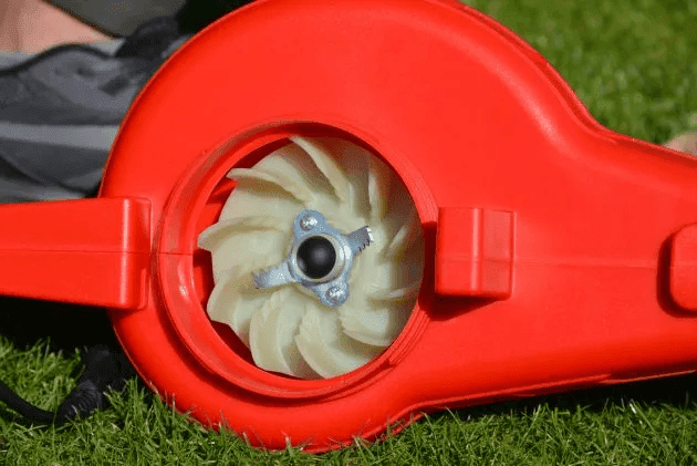 Ostrza rozdrabniające w odkurzaczu tną liście na małe kawałki