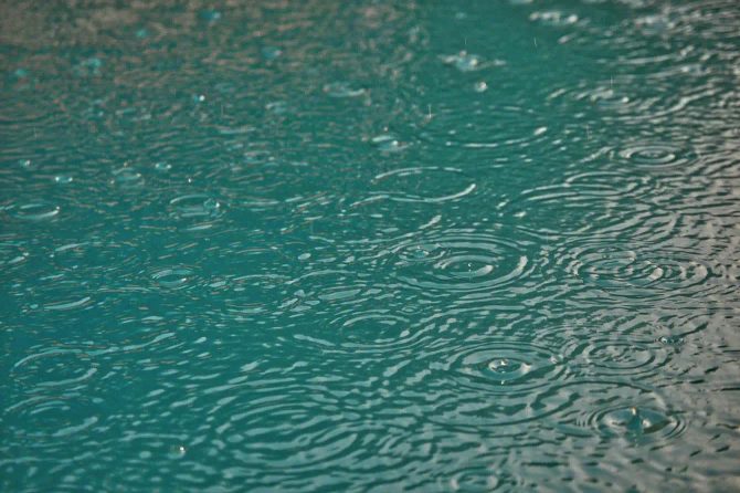 Woda w Twoim basenie zmieniła kolor na zielony po deszczu? Wiemy dlaczego!