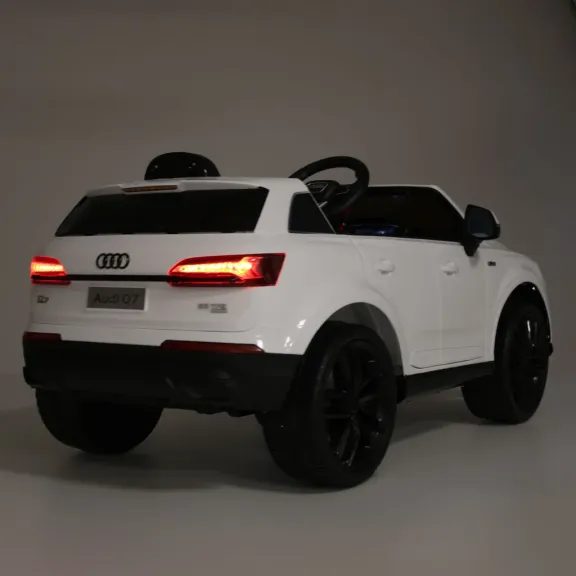 Akkumulátoros gyerek autó Audi Q7 fehér