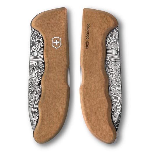 NŮŽ VICTORINOX EVOKE WOOD DAMAST LIMITED EDITION 2026 0.9410.J26 - KAPESNÍ NOŽE - PŘÍSLUŠENSTVÍ