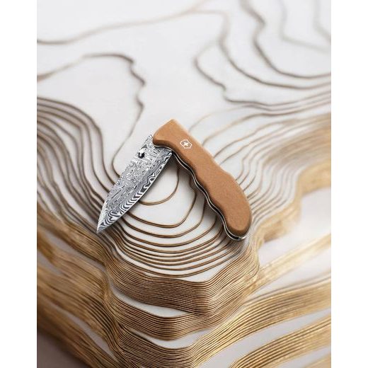 NŮŽ VICTORINOX EVOKE WOOD DAMAST LIMITED EDITION 2026 0.9410.J26 - KAPESNÍ NOŽE - PŘÍSLUŠENSTVÍ