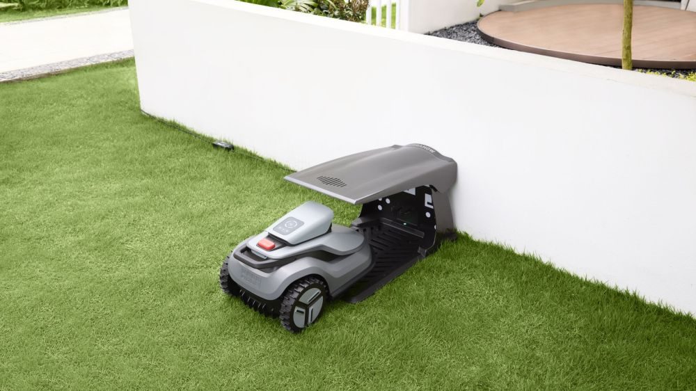 robotická sekačka TerraMow V series v nabíjecí stanici