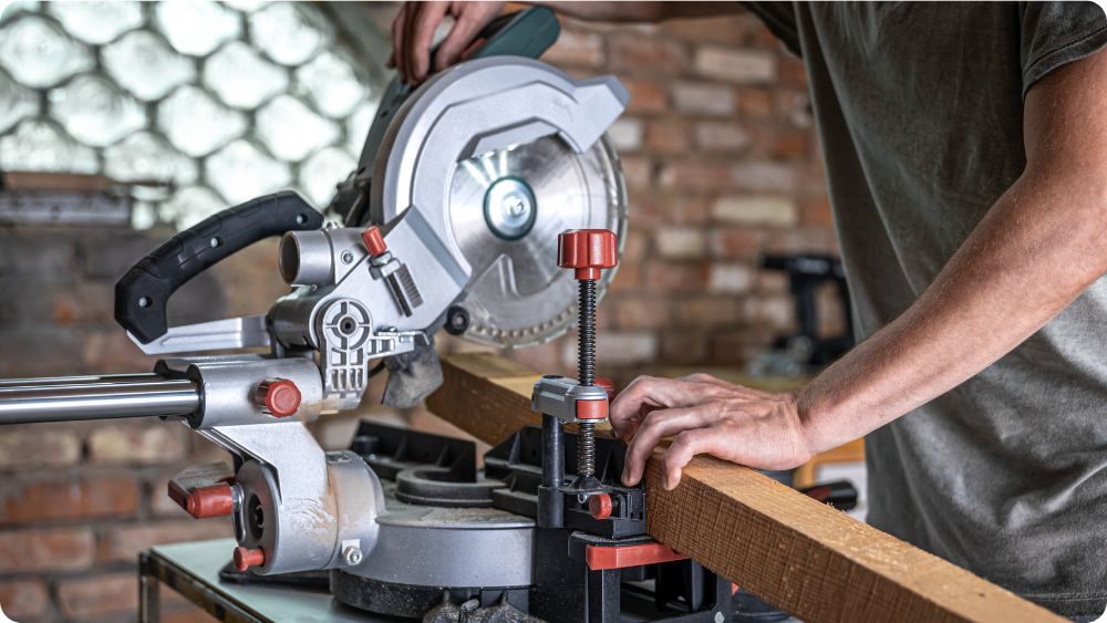 Pokosová pila při přesném řezání trámu