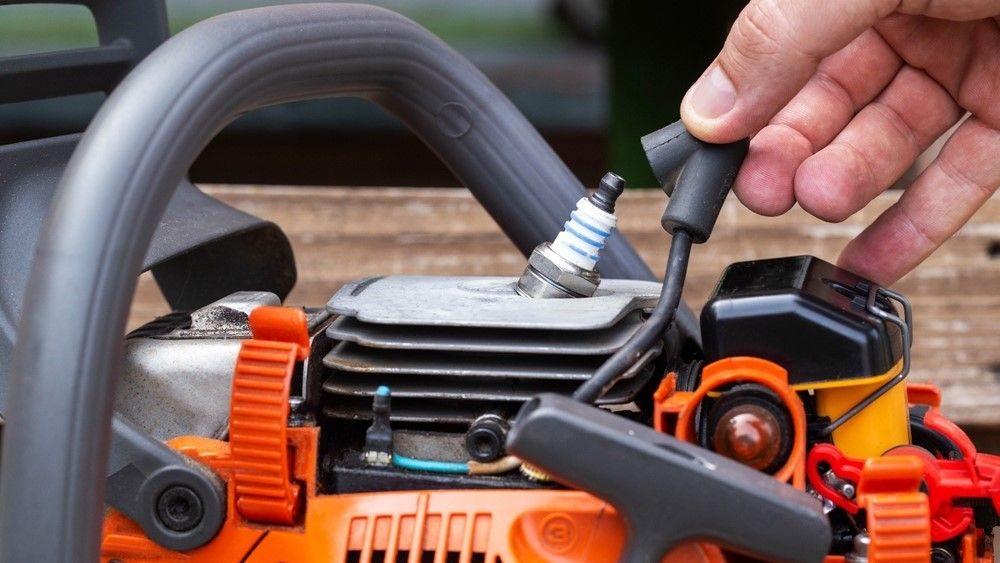 výměna zapalovací svíčky motorové pily