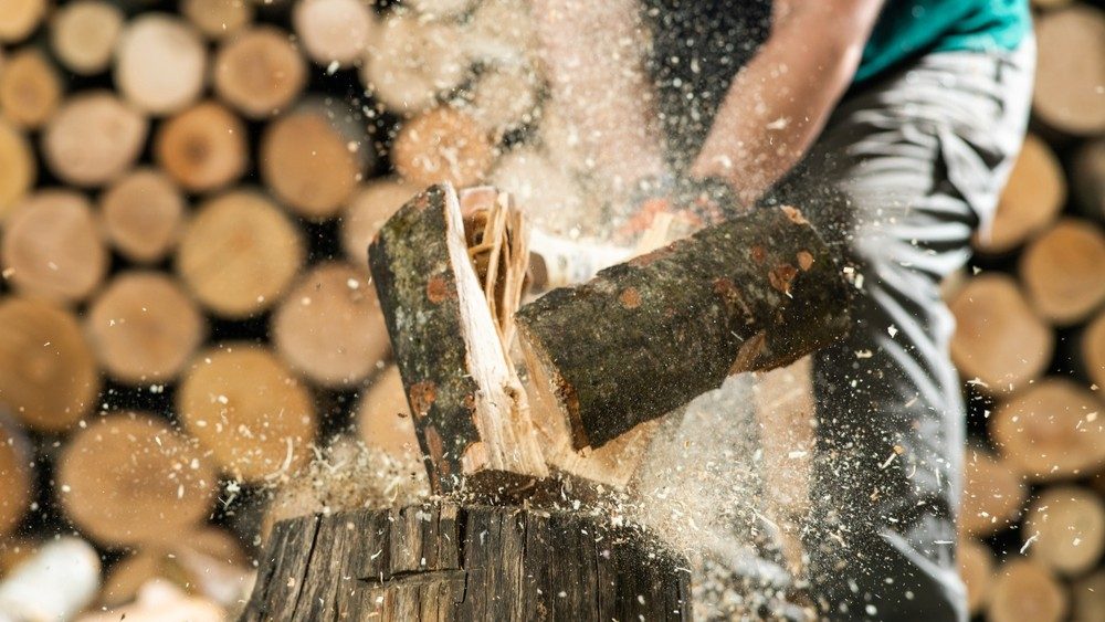 štípání dřeva sekerou na špalku