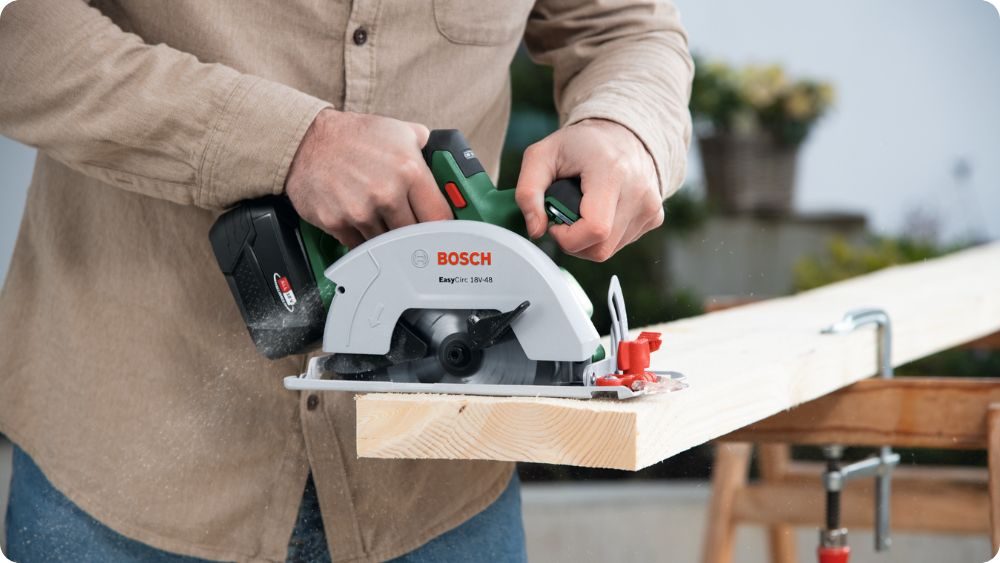 Akumulátorová okružní pila při řezání prkna