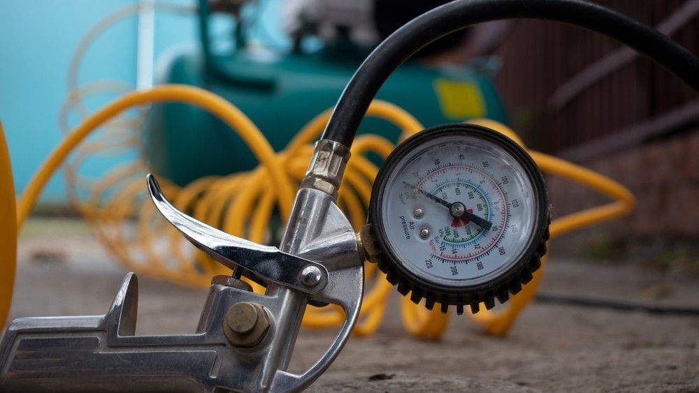 detail tlakoměru připojeného ke kompresoru
