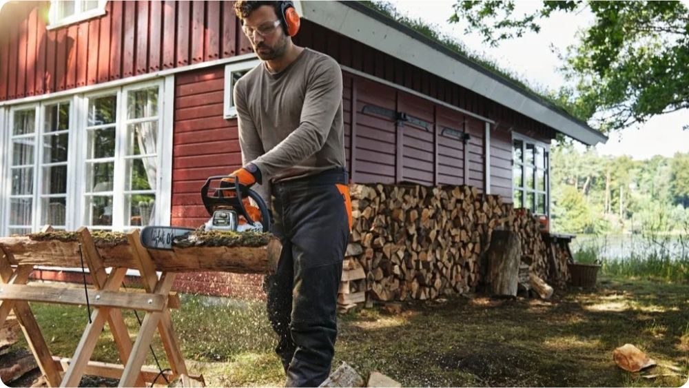 Motorová benzínová pila – řezání palivového dřeva