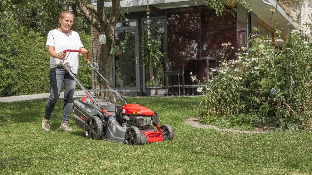 benzínová sekačka s funkcí pojezdu