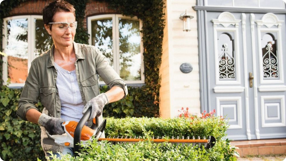 Tvarování živého plotu pomocí aku plotostřihu STIHL