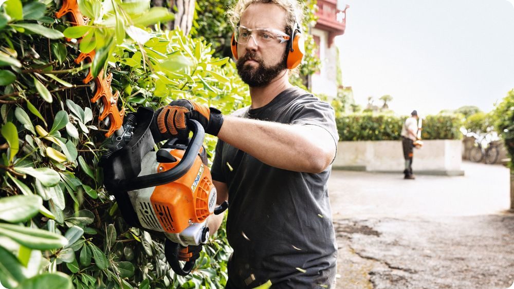 Údržba živého plotu benzínovým plotostřihem STIHL