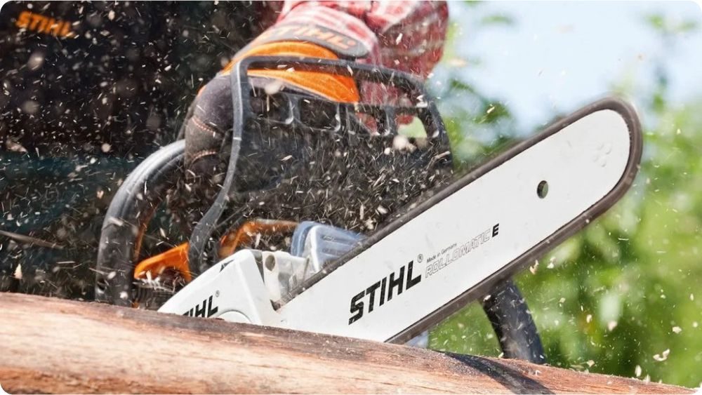 Řezání dřeva motorovou pilou