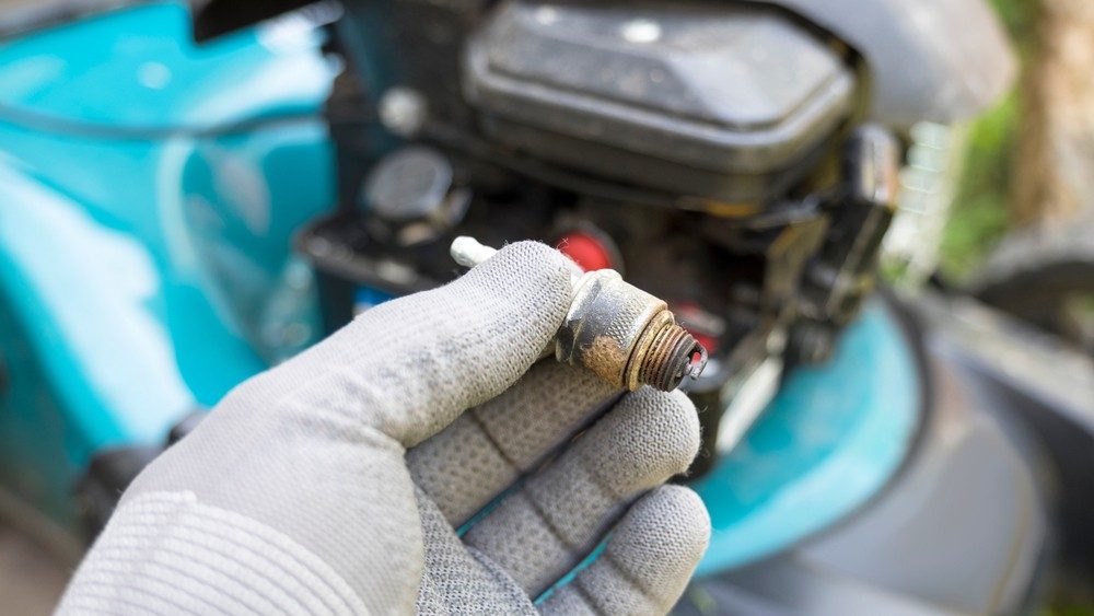 výměna zapalovací svíčky v sekačce