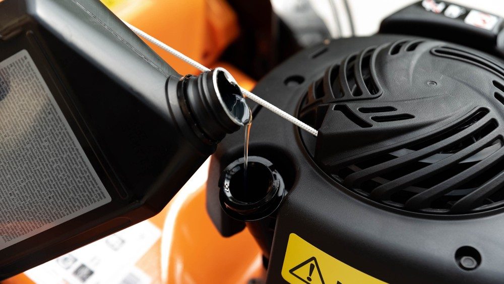 doplňování oleje do sekačky s motorem Briggs & Stratton