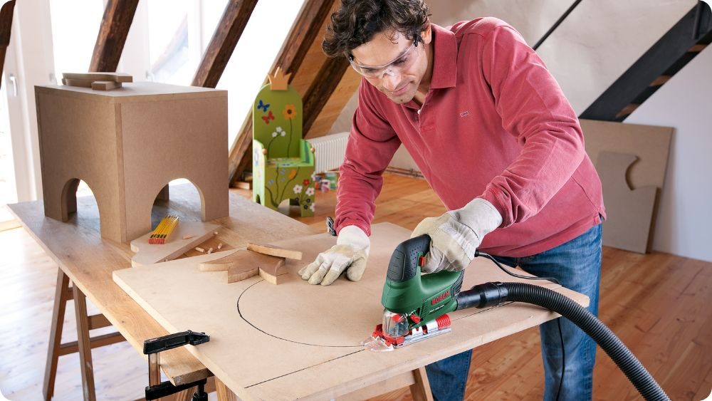 Vyřezávání tvaru do dřevěné desky přímočarou pilou