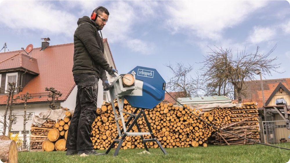 Kolébková pila při přípravě palivového dřeva