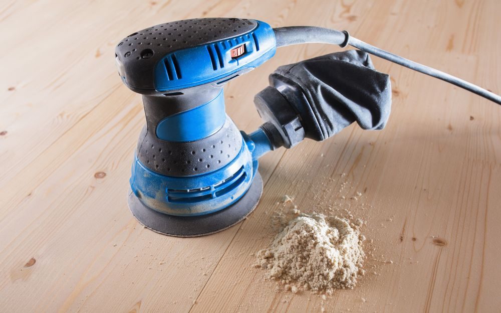 Excentrická bruska při broušení dřeva