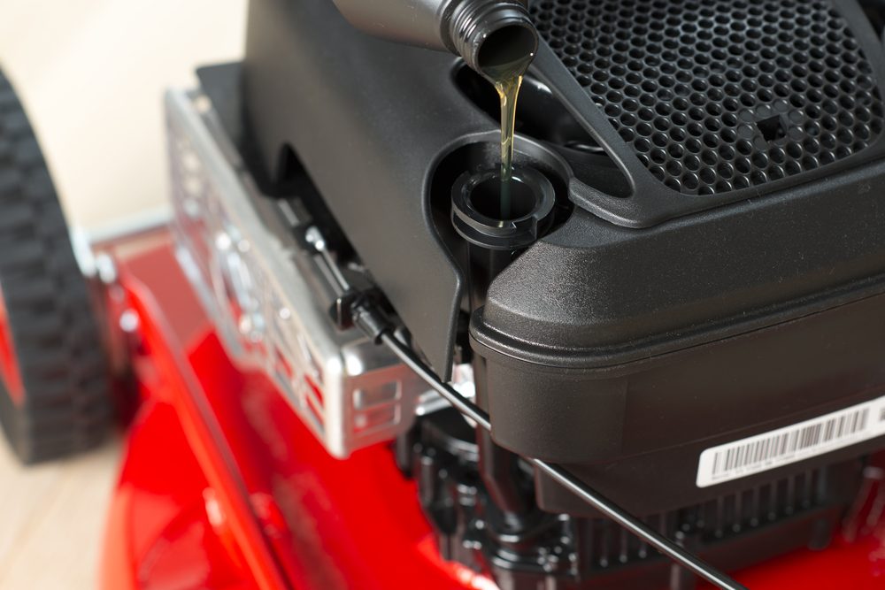 Doplnění oleje do benzínové sekačky na trávu