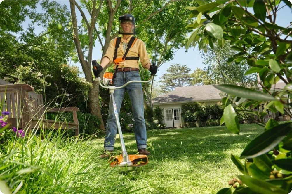 Akumulátorový křovinořez při sečení přerostlé trávy