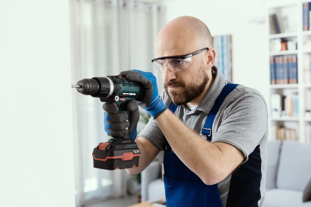 vrtání do zdi pomocí aku vrtačky s příklepem