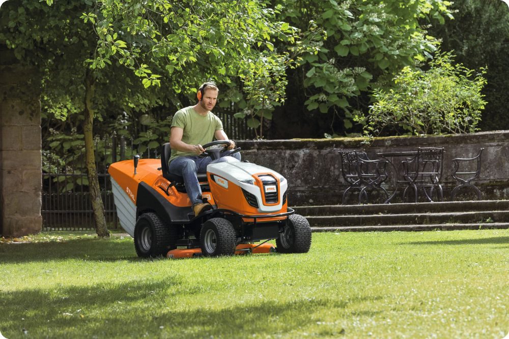 Zahradní traktor značky STIHL