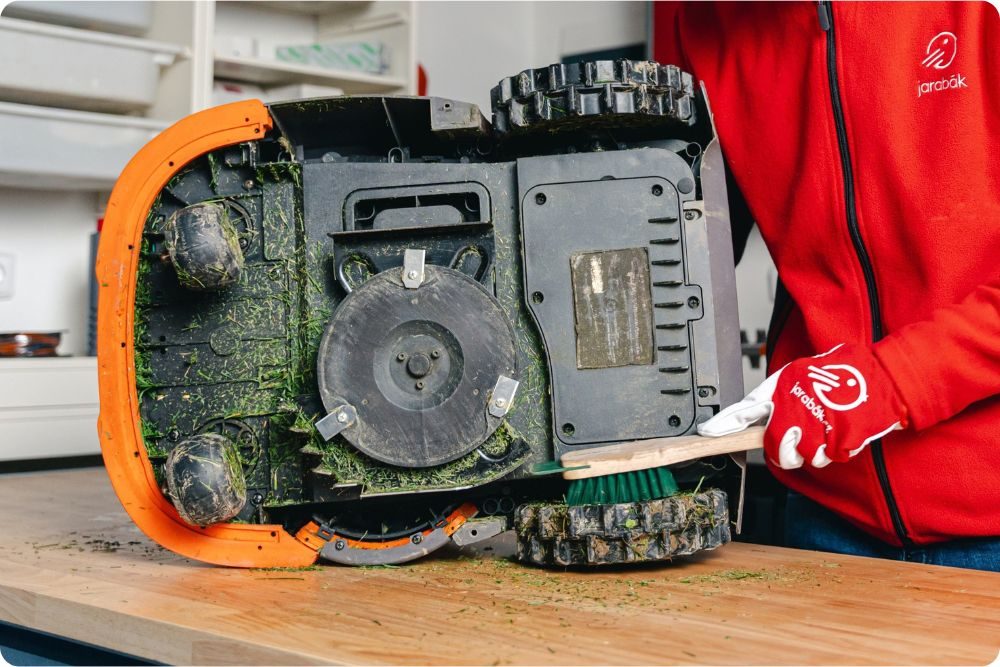 Profesionální posezónní údržba robotické sekačky u Jarabáka