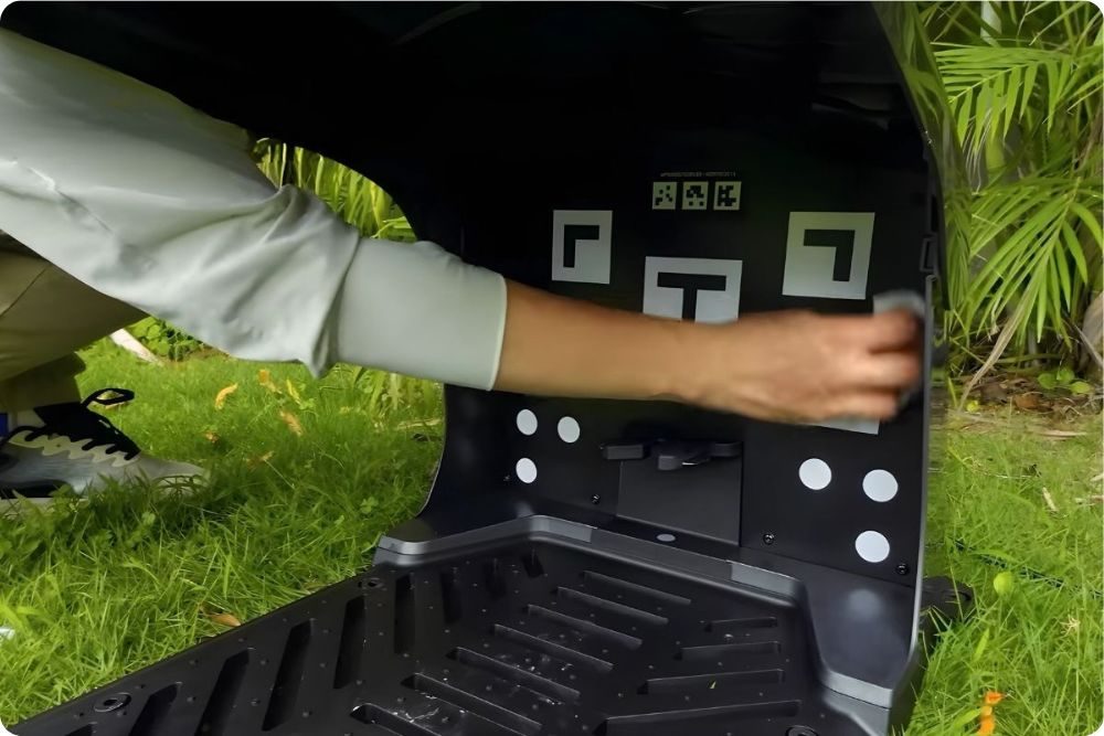 Čištění vnitřní části nabíjecí stanice robotické sekačky