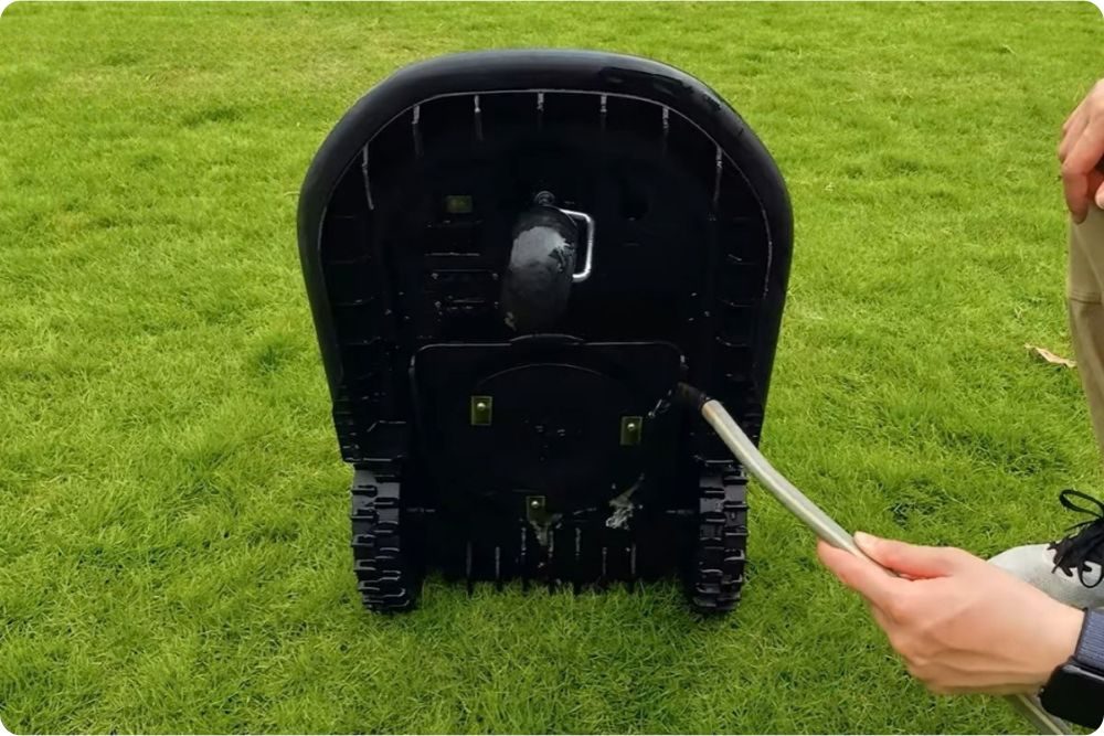 Čištění podvozku robotické sekačky vodou