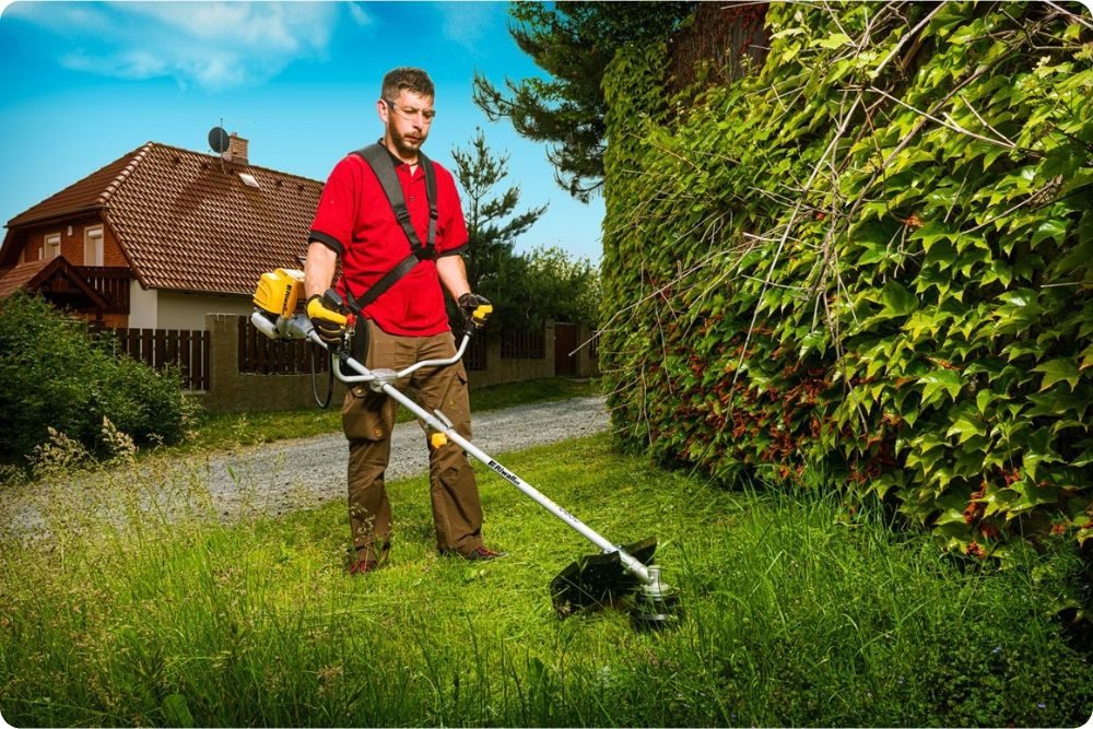 benzínový křovinořez při sečení přerostlé trávy