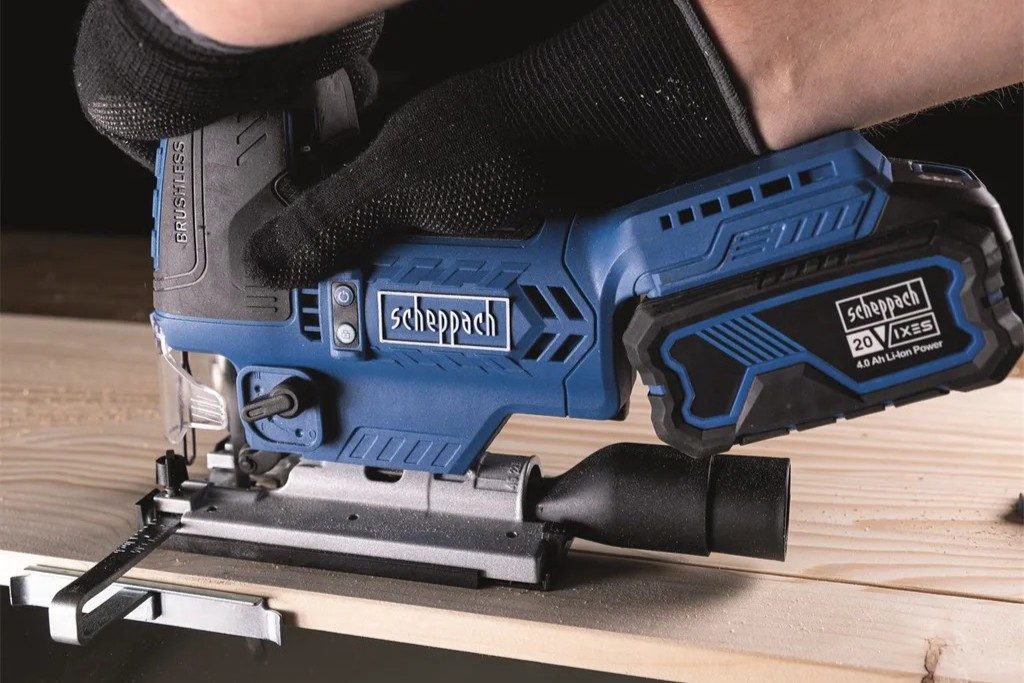 řezání s aku přímočarou pilou Scheppach z řady IXES 20V