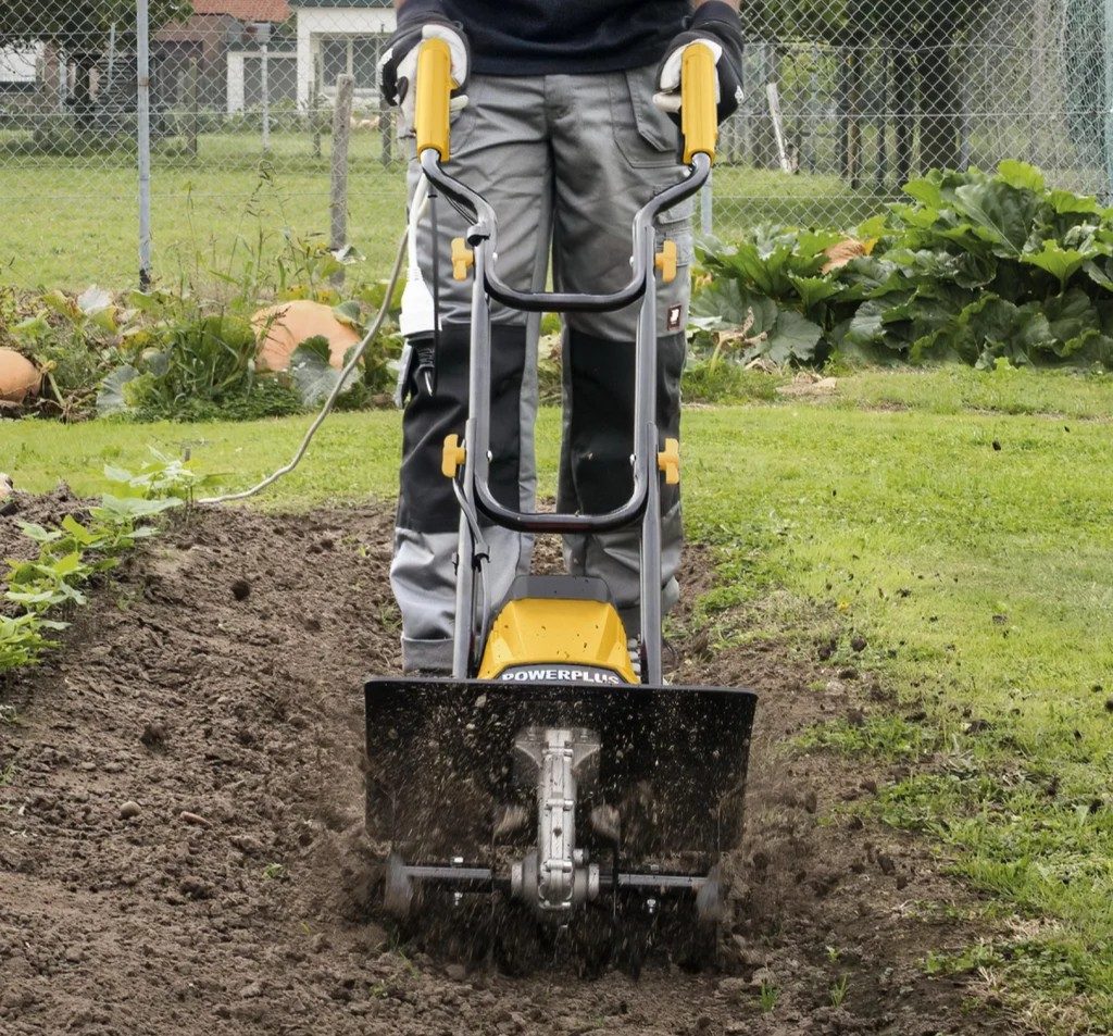 Příprava záhonů na výsadbu motorovým kultivátorem
