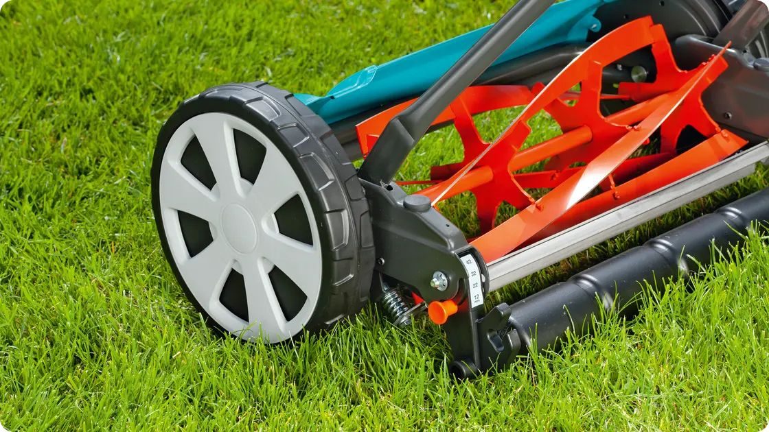 Vřetenová sekačka na trávu