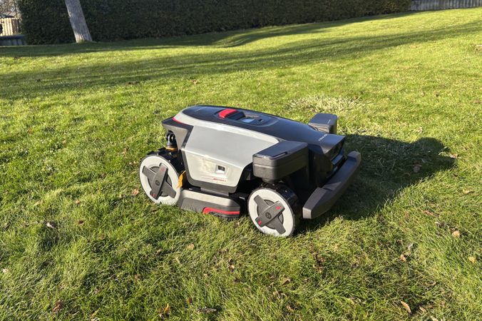 Test novinky od Roborocku: RockMow Z1 zvládne 5000 m² a vyjede i prudké kopce