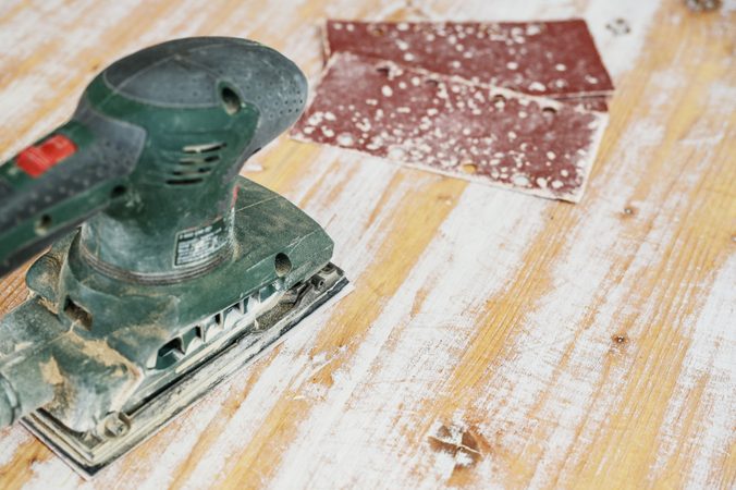 Jak odstranit starý nátěr ze dřeva - krok za krokem