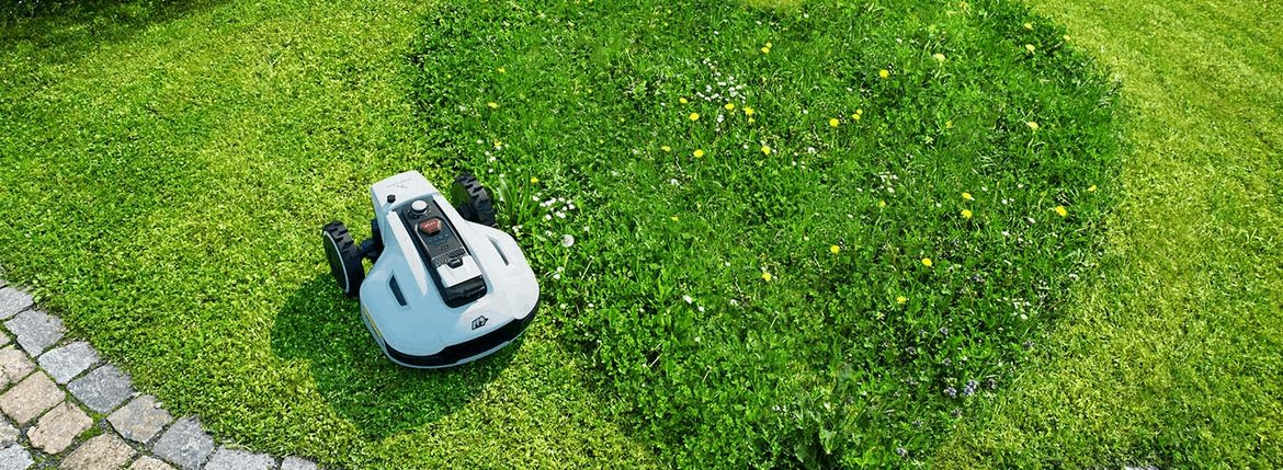 Posezónní údržba RTK referenční stanice a solárního panelu Mammotion