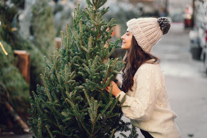 Jak zabránit opadávání vánočního stromečku ve 4 snadných krocích
